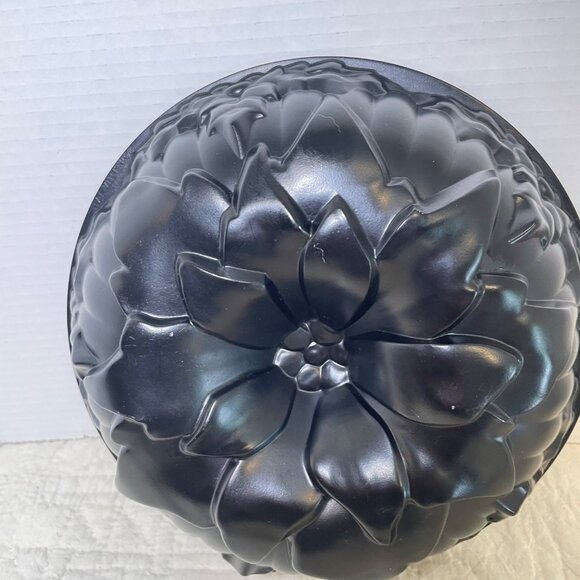 Nordic Ware Cast Aluminum Flower Bundt Pan 10 Cup Capacity Nonstick Black Finish - Picture 4 of 11